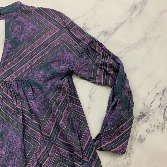Free People Walking On A Dream Tunic Top Size S Purple Floral Key Hole Cut Out - Picture 10 of 12